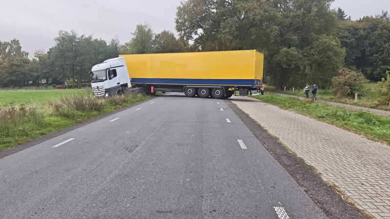 Vastgelopen vrachtwagen blokkeert Drieheuvelenweg in 's-Heerenberg