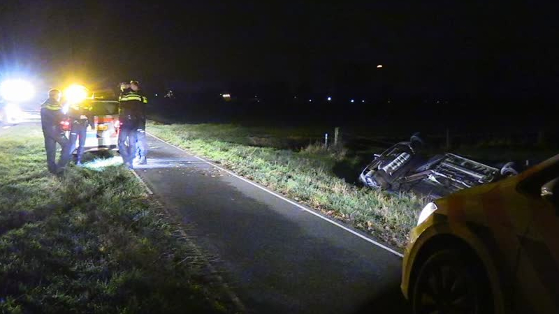 Auto eindigt op kop in sloot in Azewijn