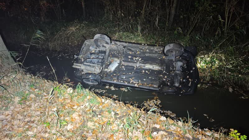 Auto belandt op de kop in de sloot, negeerde mogelijk stopteken