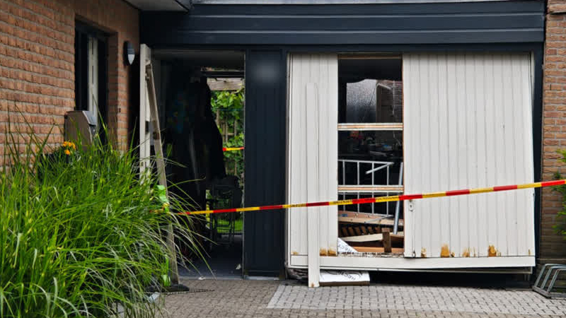Gasfles explodeert en legt garage bij woning in Doetinchem in puin