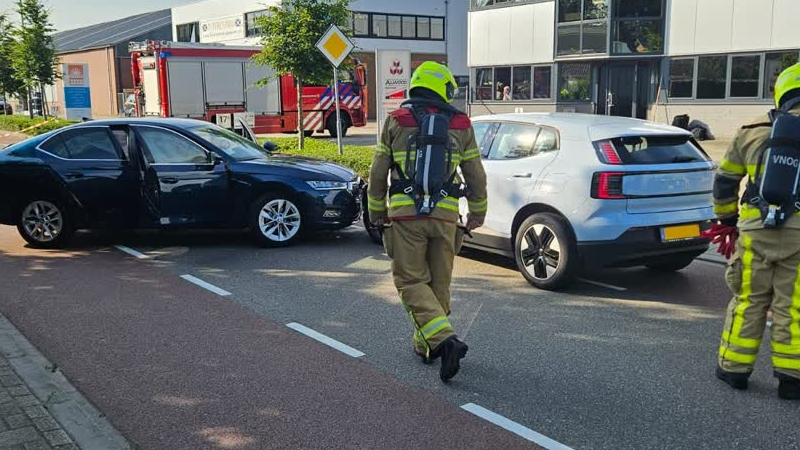 Alleen blikschade na botsing op bedrijventerrein in Terborg