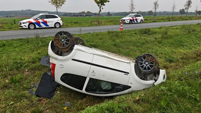 Auto belandt op de kop in een sloot bij Azewijn