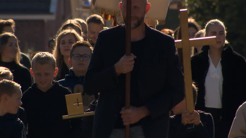 Azewijn pakt groots uit tijdens tweehonderdste processie