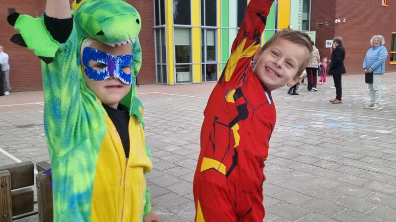 Het schoolplein in Didam is vrijdag terrein van Iron-, Super-, en Spiderman