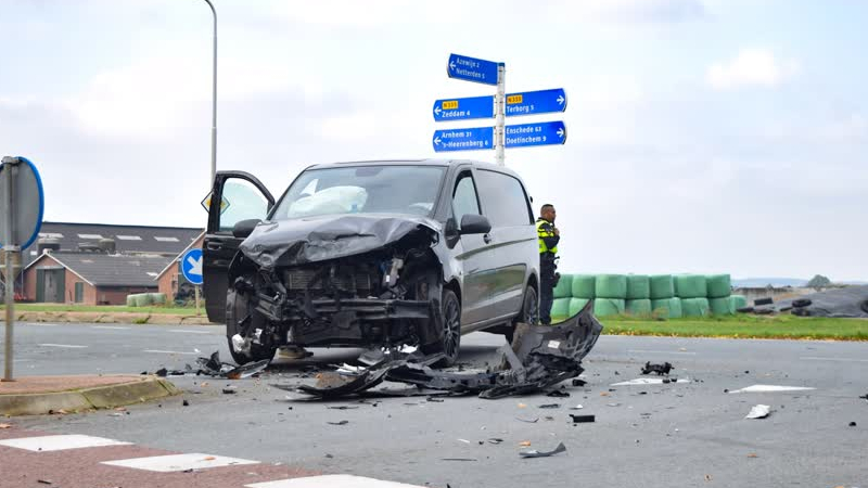 Automobilist gewond na botsing met busje in Azewijn