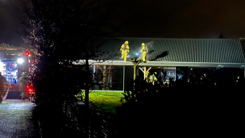 Dakbrand in een aanbouw door houtkachel in Azewijn