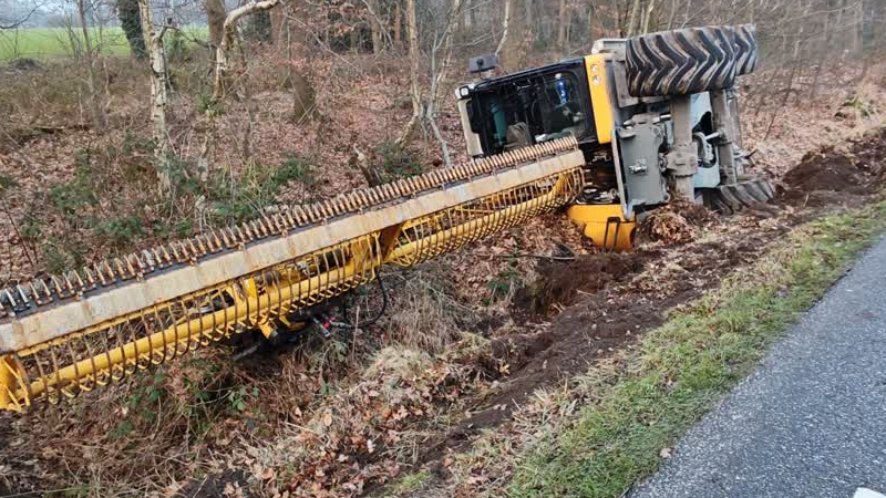 Kraan belandt zijwaarts in sloot bij Winterswijk