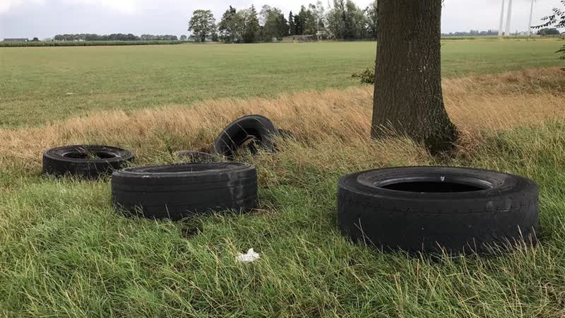 Banden gedumpt in buitengebied bij Azewijn