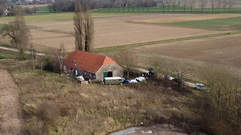 Burgemeester Maasdam sluit boerderij in Gendringen waar drugslab gevonden is