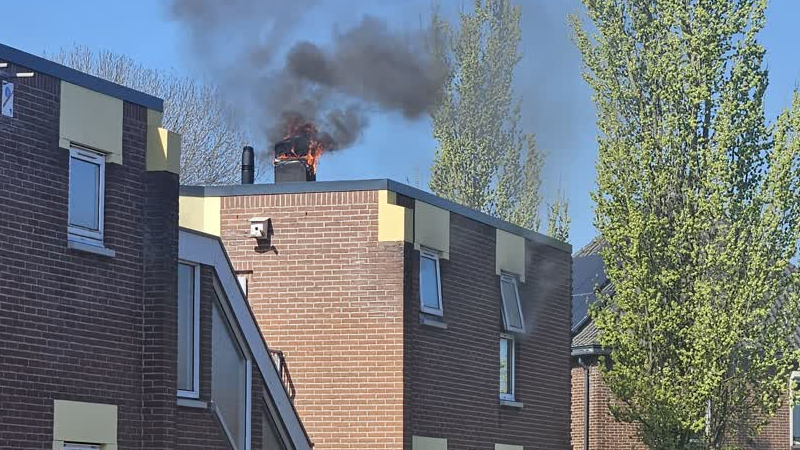 Vlammen schieten uit dak bij keukenbrand in Terborg