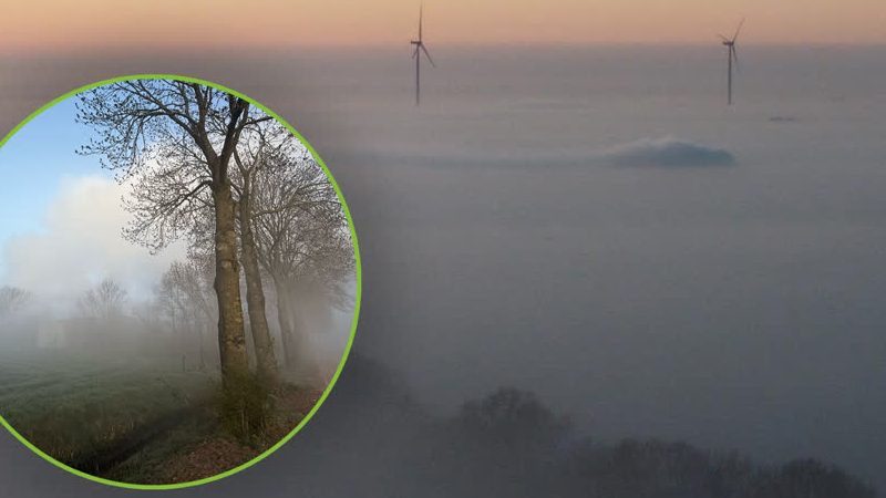 Brandweer kan brand niet vinden door de mist in Azewijn