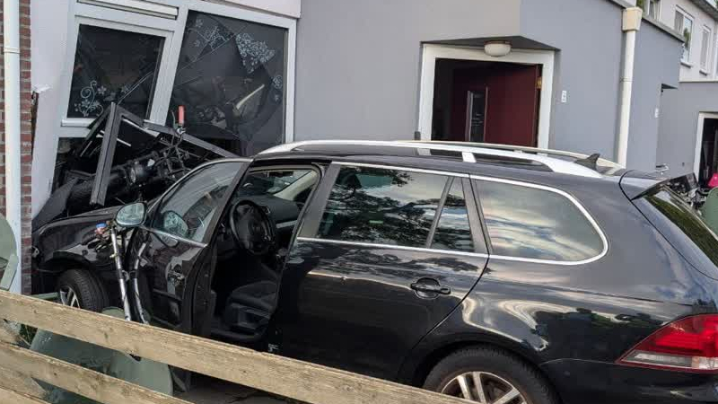 Automobilist rijdt tegen gevel van woning in Terborg