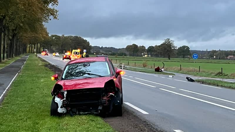 Automobilist rijdt over motor heen in Azewijn