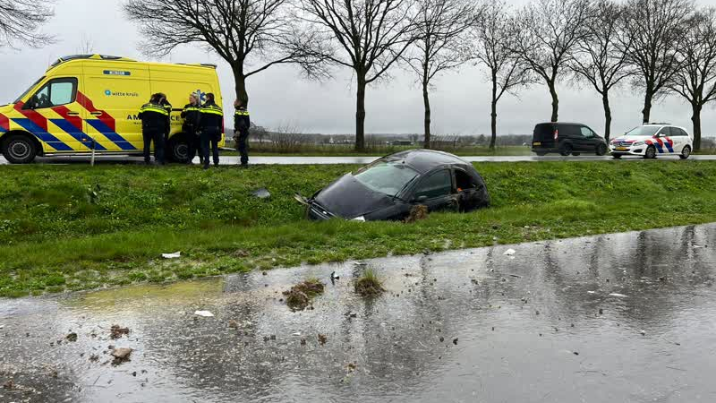 Automobilist slaat over de kop en eindigt in sloot bij Azewijn