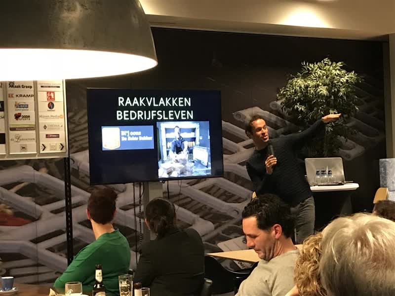 Toernooi presenteert deelnemers Toernooi presenteert deelnemers