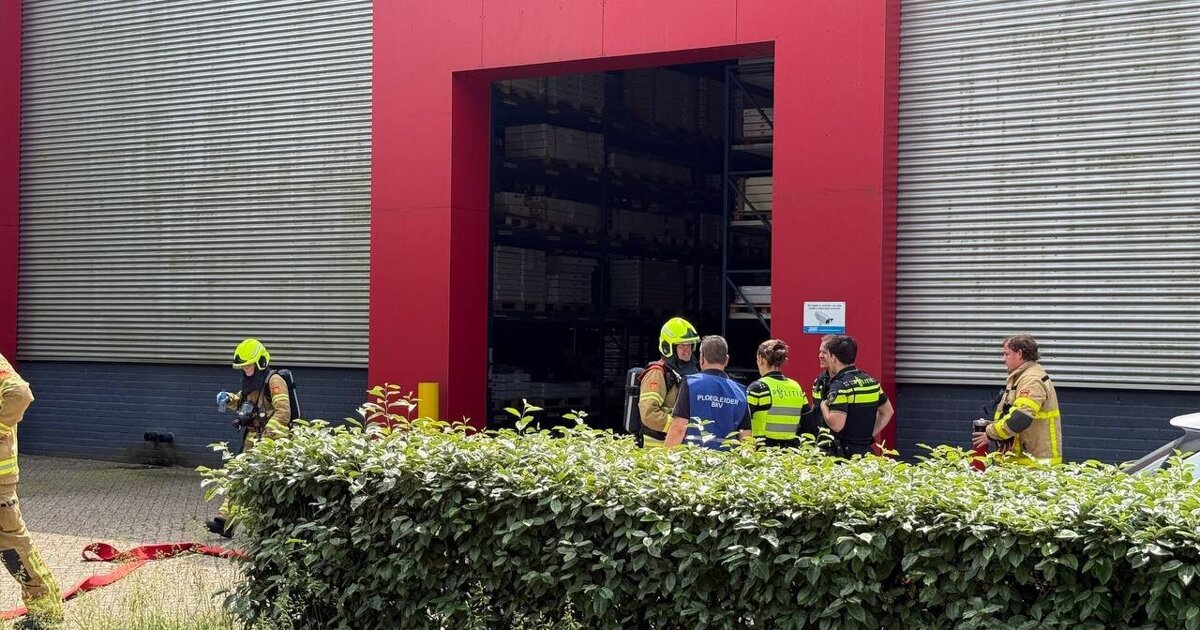 Accu van heftruck in brand in Doetinchem: bedrijfspand ontruimd