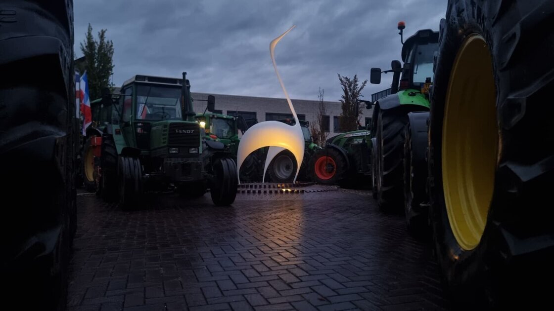 Honderden boeren bieden brandbrief aan bij gemeentehuis Gendringen