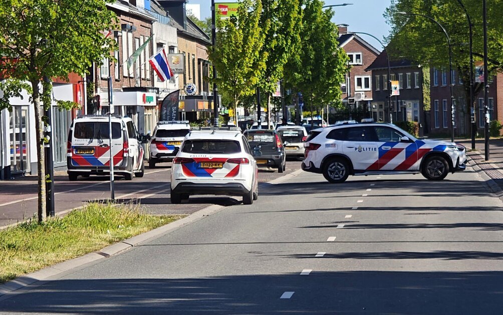 Politie grootschalig in actie vanwege man op dak aan Terborgseweg in Doetinchem