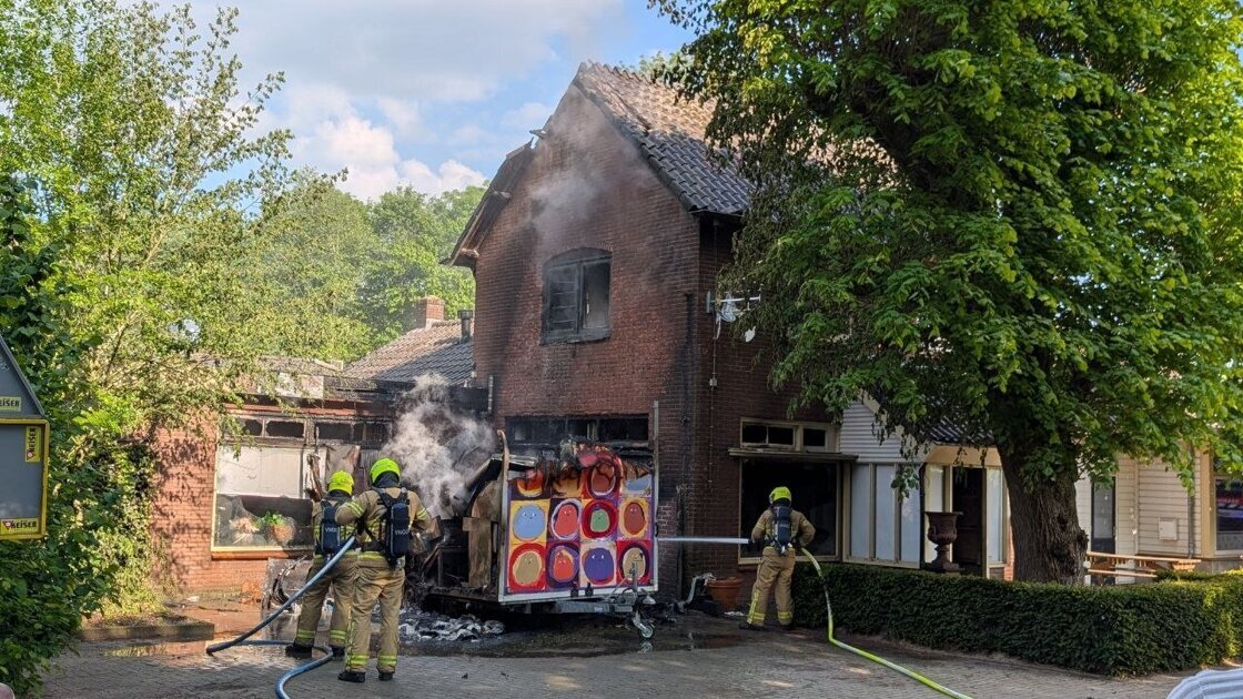 Brand in patatwagen slaat over op woning in Keijenborg