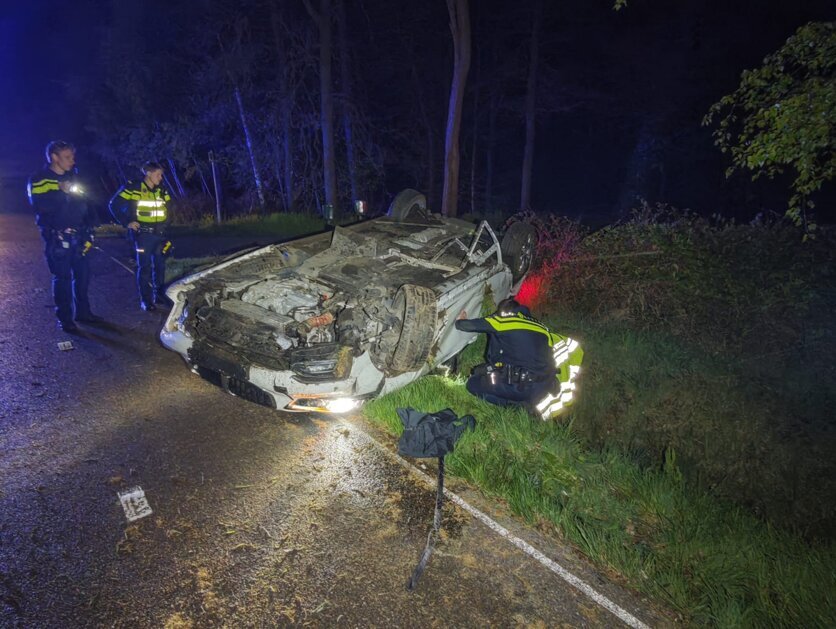 Auto schiet uit bocht en slaat over de kop bij Winterswijk