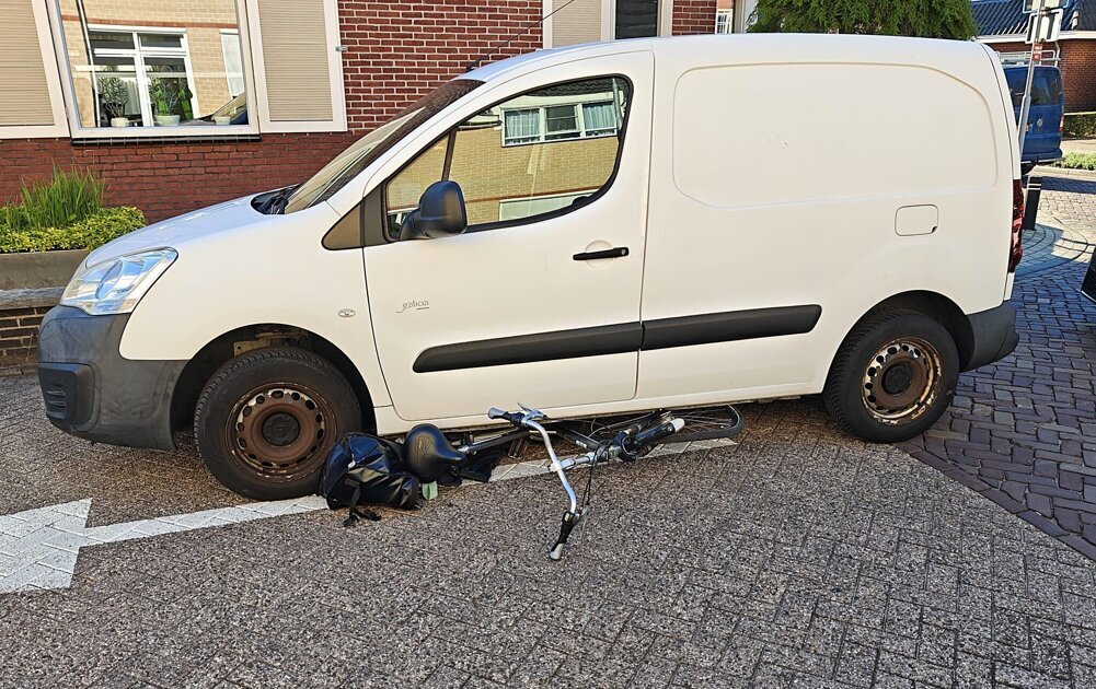 Botsing tussen auto en fietser in Varsseveld: fiets vast onder voertuig