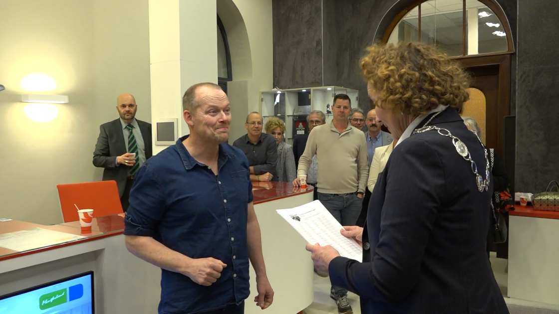 Petitie tegen eenrichtingsverkeer Beek ruim 1100 keer ondertekend: ‘Dit is een signaal’