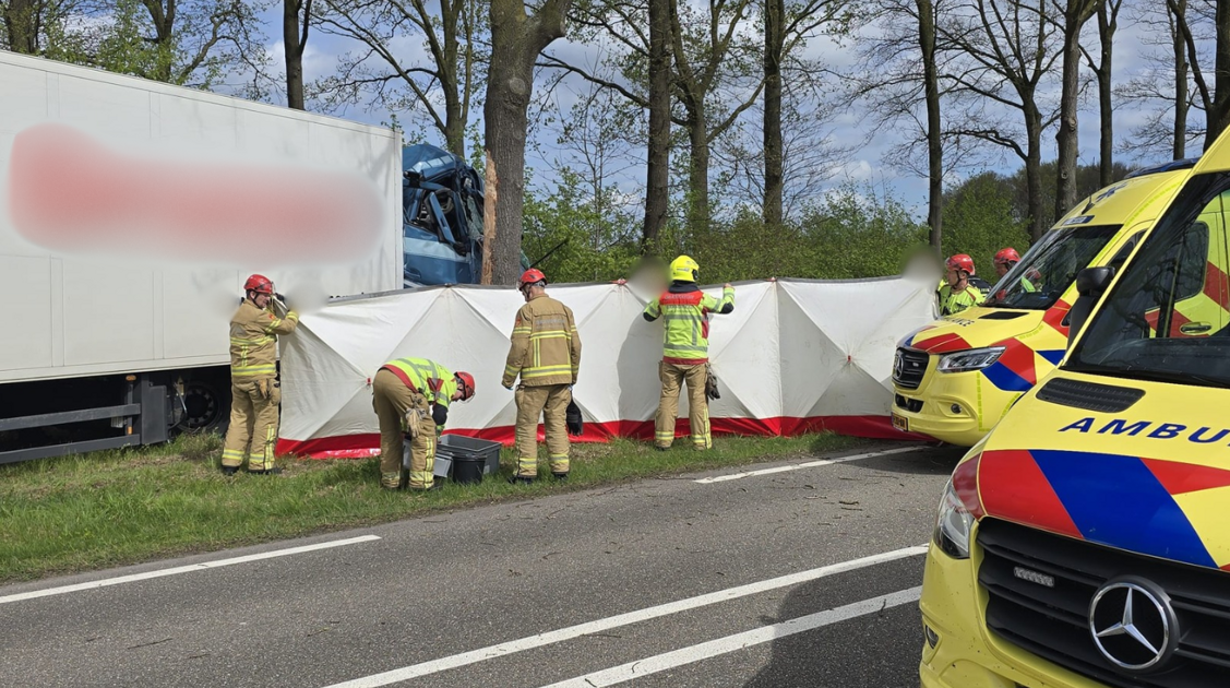 Chauffeur voelt zich onwel en botst met vrachtwagen tegen boom in Westendorp