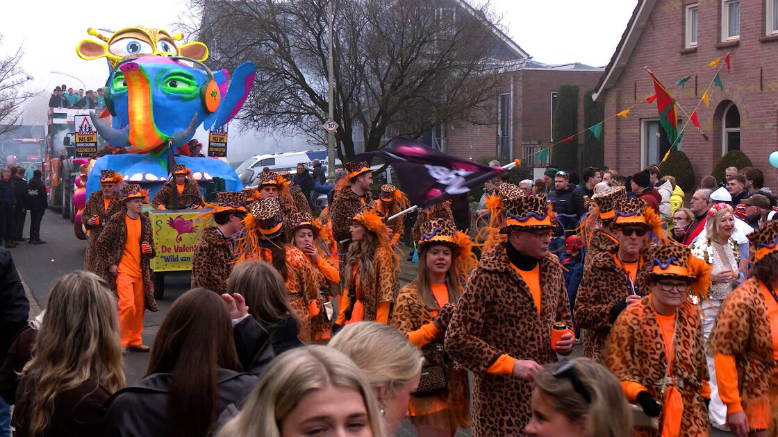 Dolbotters Kilder vieren jubileumjaar met optocht van ruim vijftig wagens