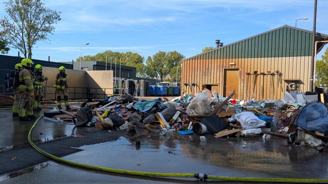Brand in container bij afvalverzamelpunt in Doetinchem