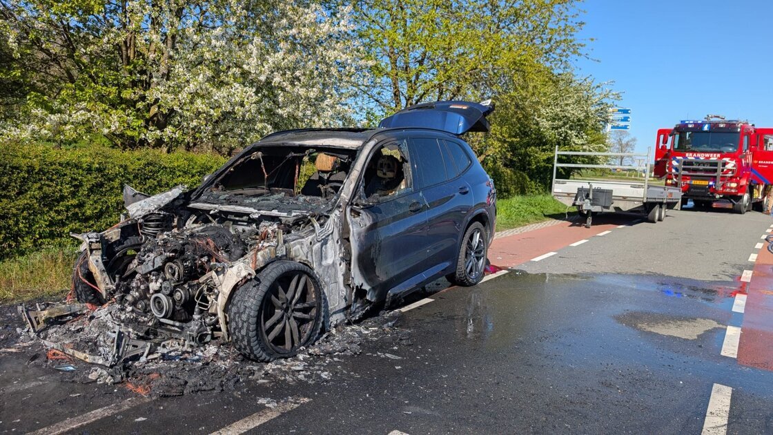 Auto vliegt tijdens rijden in brand nabij Velswijk