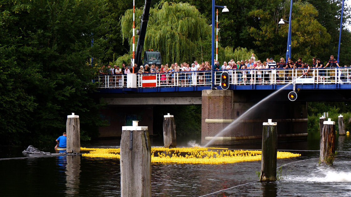 Duckrace Doetinchem levert bijna 18.000 euro op voor hospice Sravana