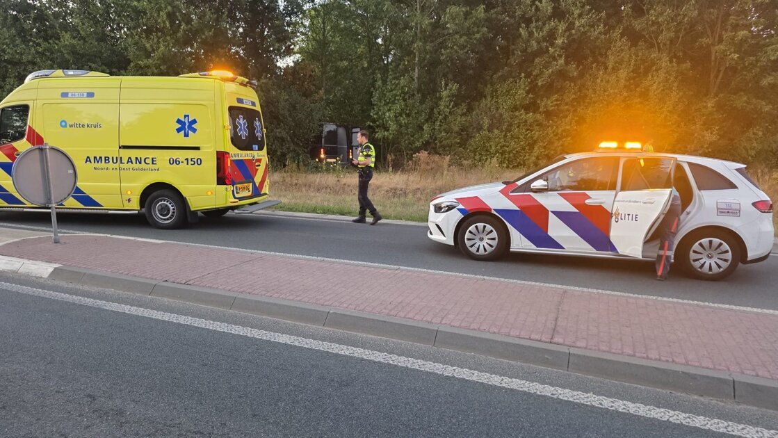 Bedrijfsbus schiet van weg Zelhem, bestuurder moet mee naar politiebureau