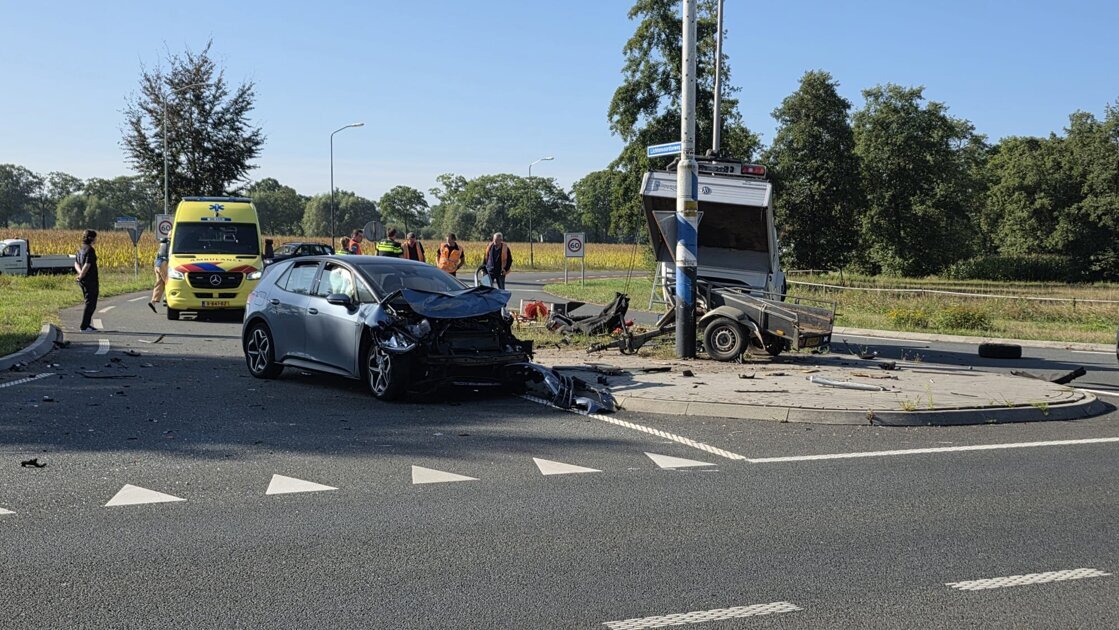Kruising vol brokstukken bij ongeval op N18, geen gewonden