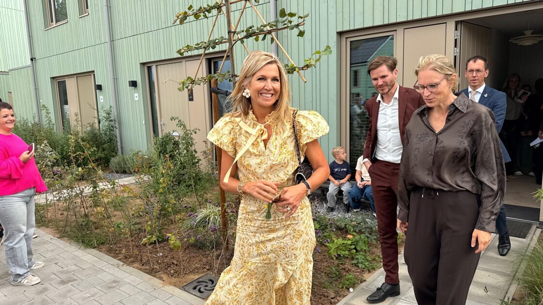 Máxima ziet in Doetinchem hoe biobased bouwen in de praktijk werkt