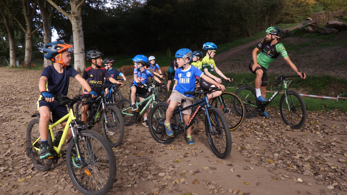Kinderen leren veldrijden van Joris Nieuwenhuis in Zelhem: ‘We hebben gewoon plezier’