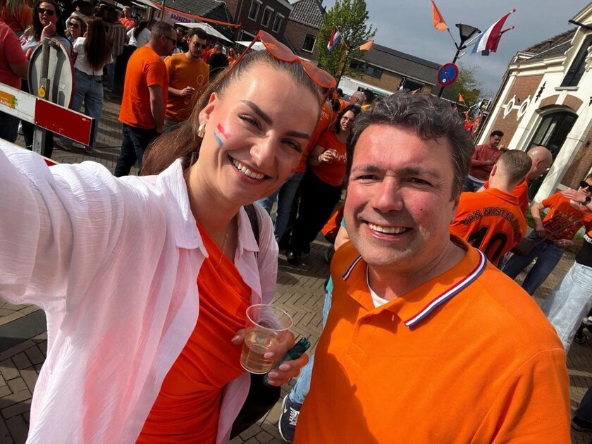 Burgemeester Bocholt zoekt oranjegekte op in Dinxperlo