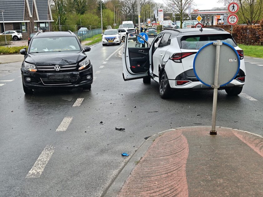 Twee auto’s botsen op kruising in Aalten