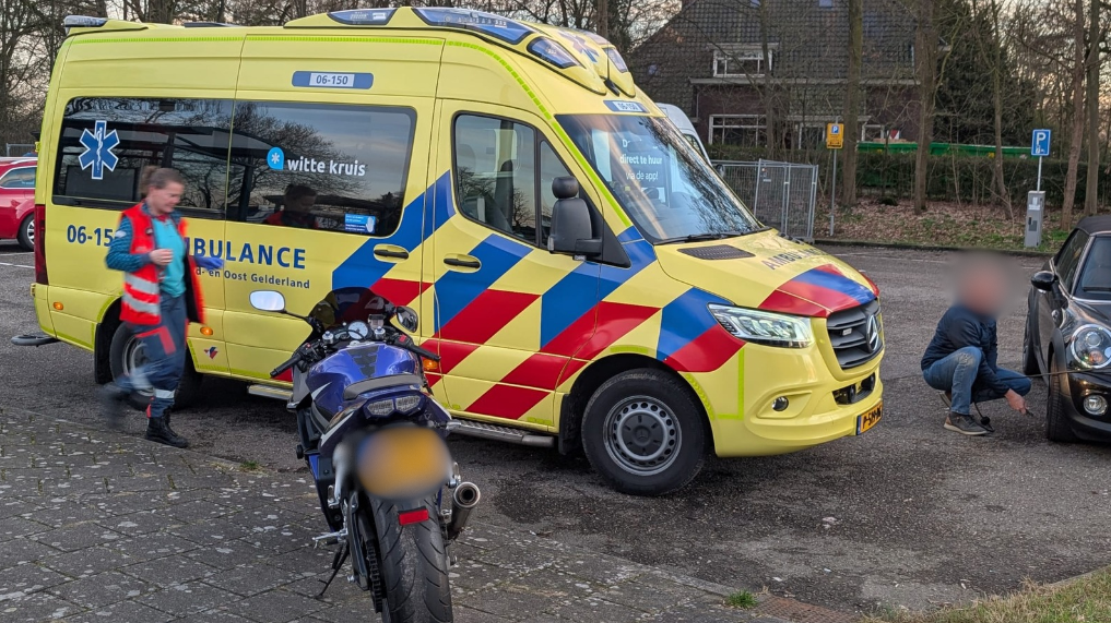Motorrijdster komt ten val bij aanrijding in Zelhem