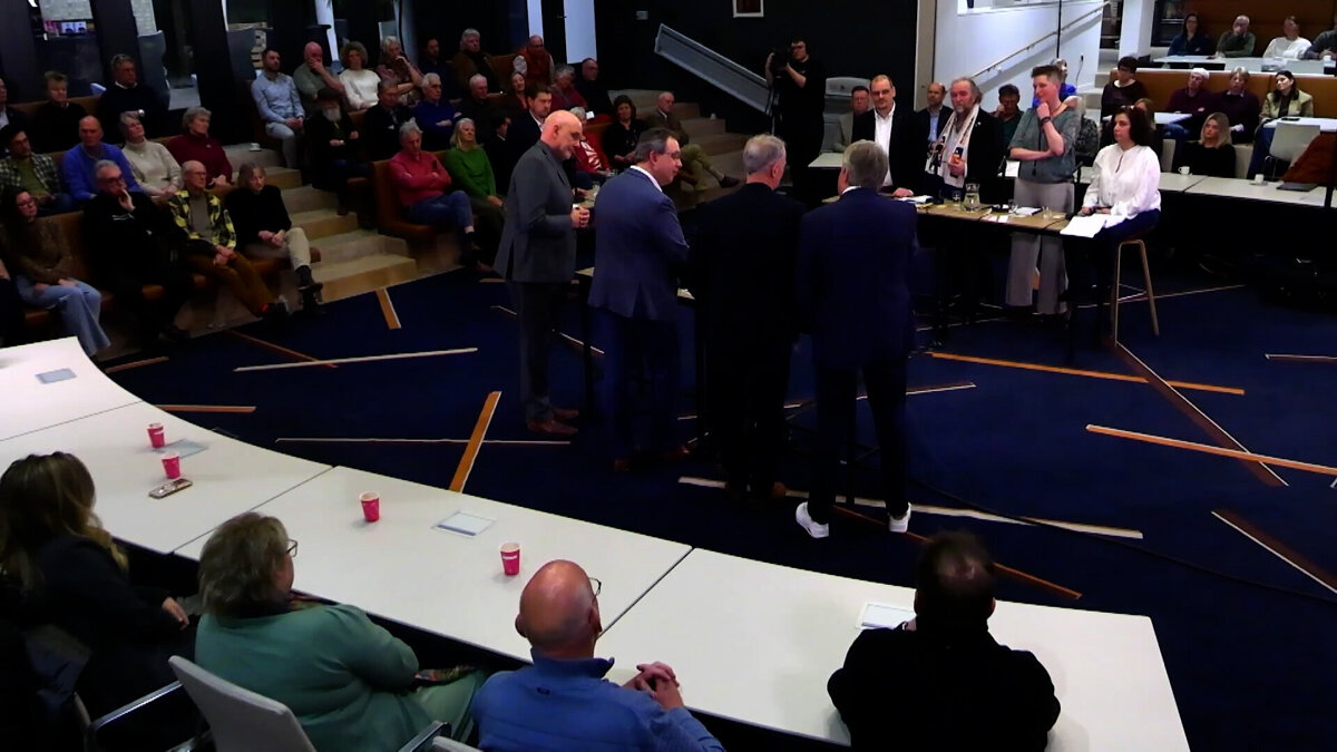 STILL DEBAT BRONCKHORST0.jpg