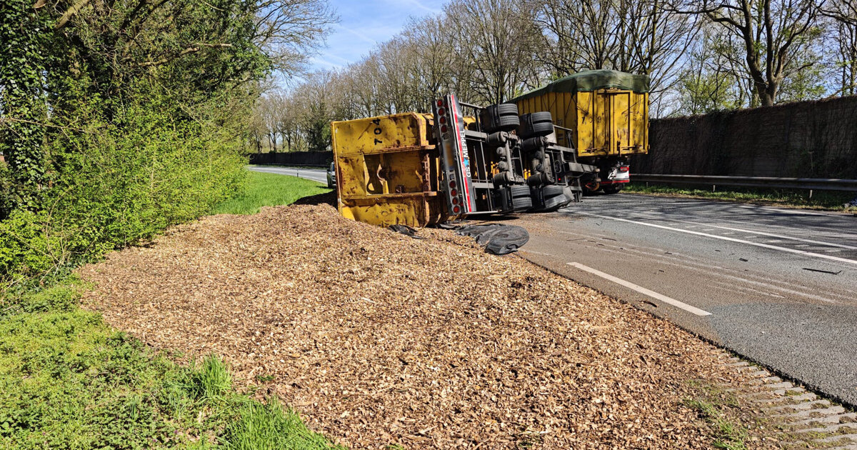 Aanhanger vol houtsnippers kantelt bij Groenlo: N18 afgesloten