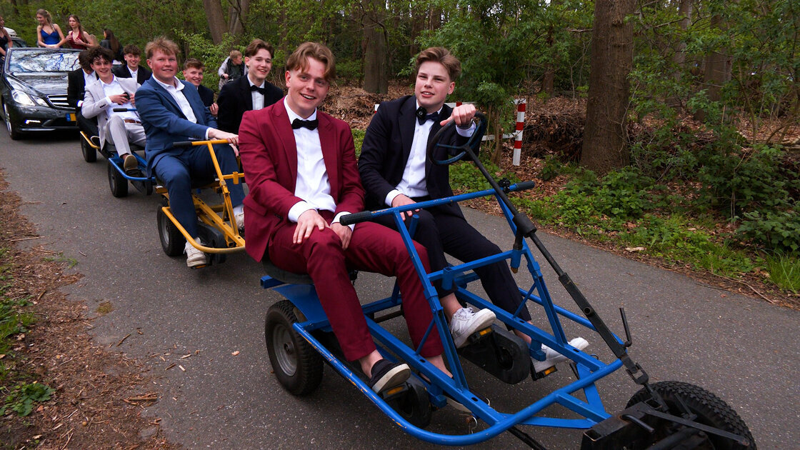 Skelters, crossmotoren en zelfs een boot: leerlingen Staring College Lochem in stijl naar gala