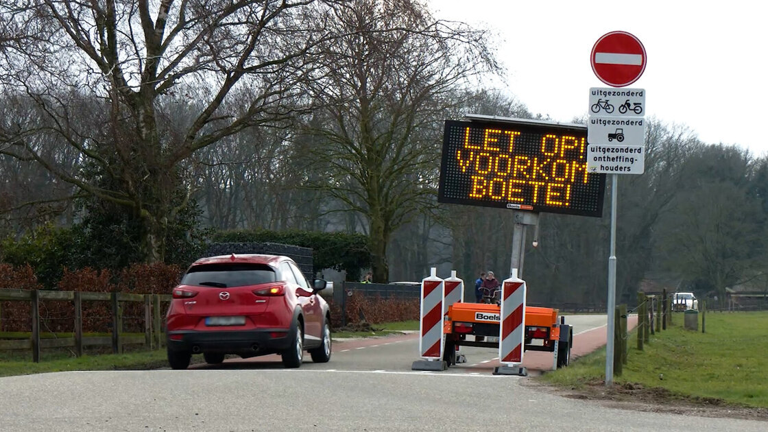Tientallen boetes uitgedeeld na negeren eenrichtingsweg grens Beek