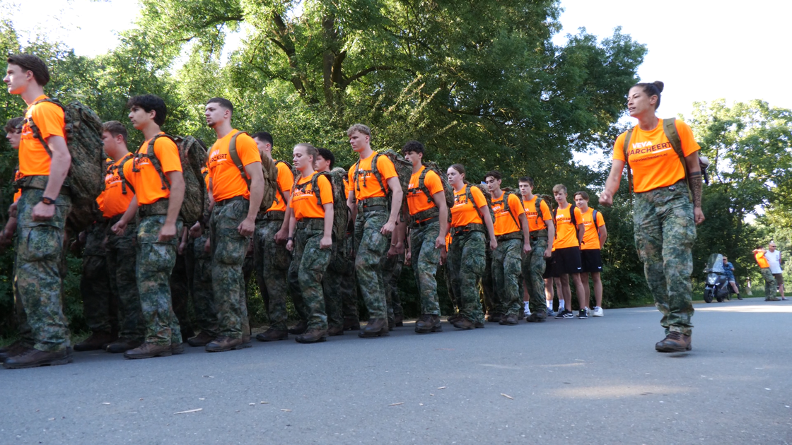 VeVa-studenten marcheren door Doetinchem voor veteranen: ‘Zij vochten voor onze vrijheid’