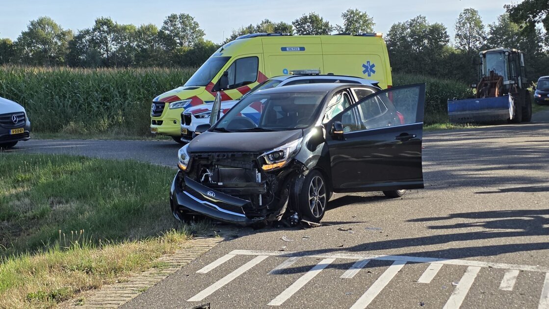 Geen gewonden bij botsing tussen auto's bij Harreveld
