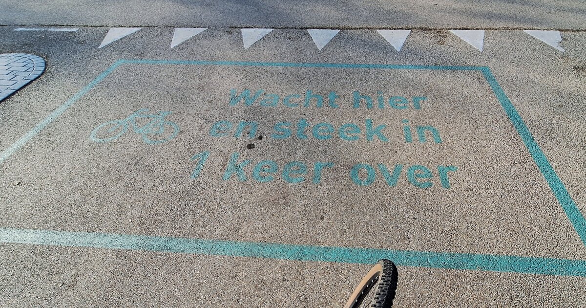 Posters en groene vakken voor veilige oversteek bij sportclub Varsseveld