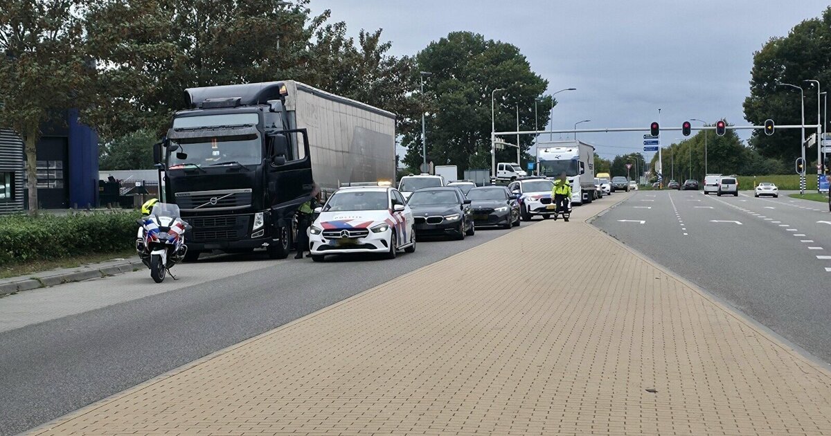 Vrachtwagen uit Spanje klemgereden en doorzocht door politie in Doetinchem