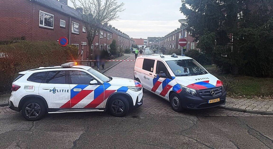 Man (49) aangehouden na vondst gevaarlijke stoffen en wapens in woning ’s-Heerenberg
