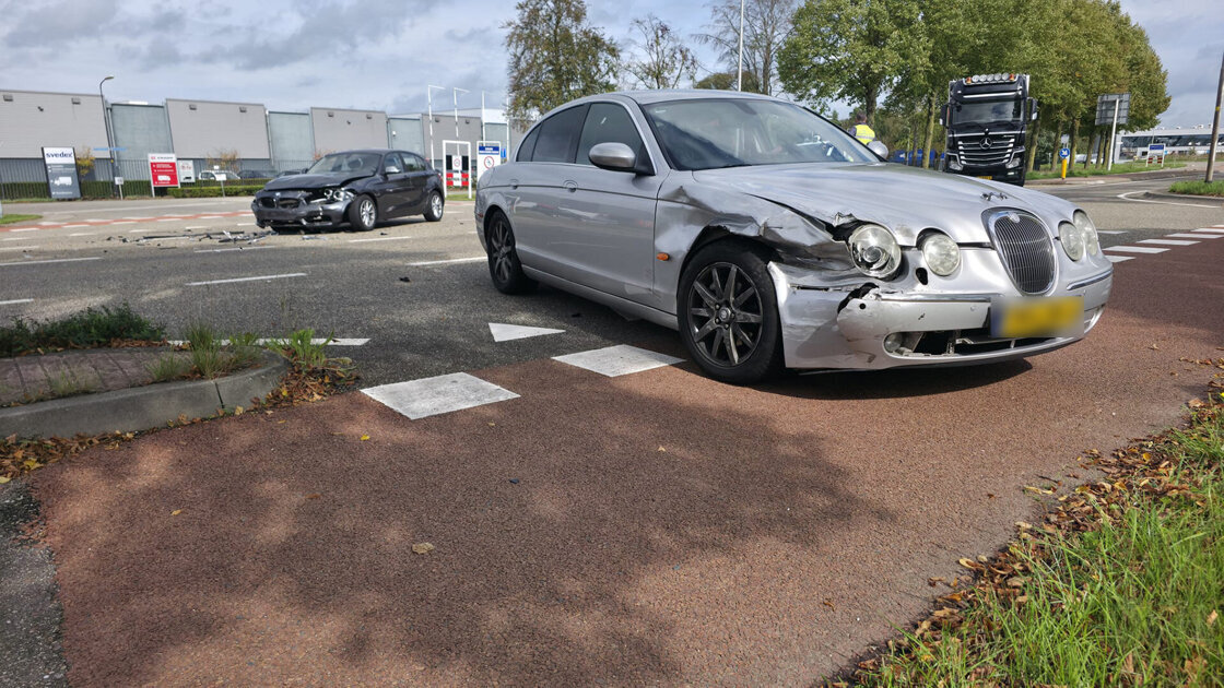 Twee auto’s botsen hard op kruising in Varsseveld
