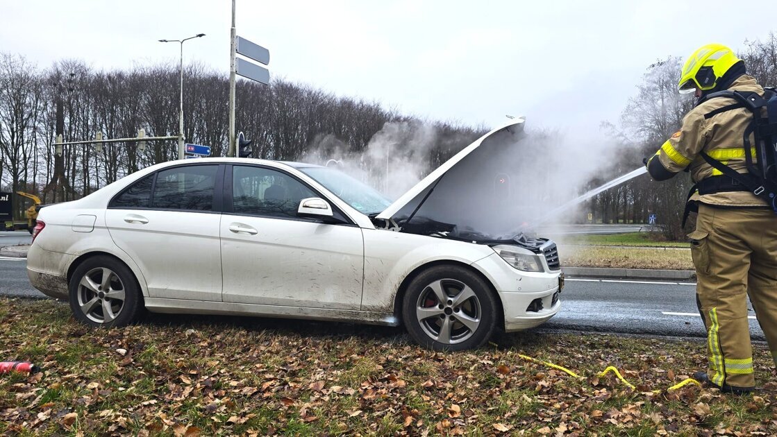 Auto vliegt in brand op N18 bij Varsseveld, niemand gewond