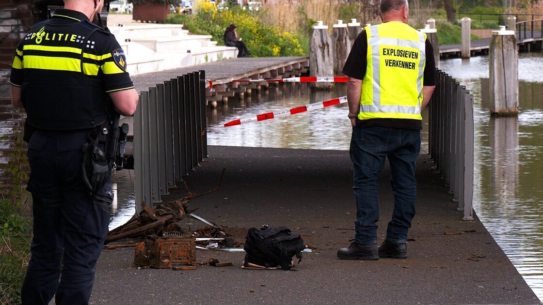 Jongeren vissen munitiekist en mogelijke ontsteker uit water in Doetinchem, EOD ingeschakeld